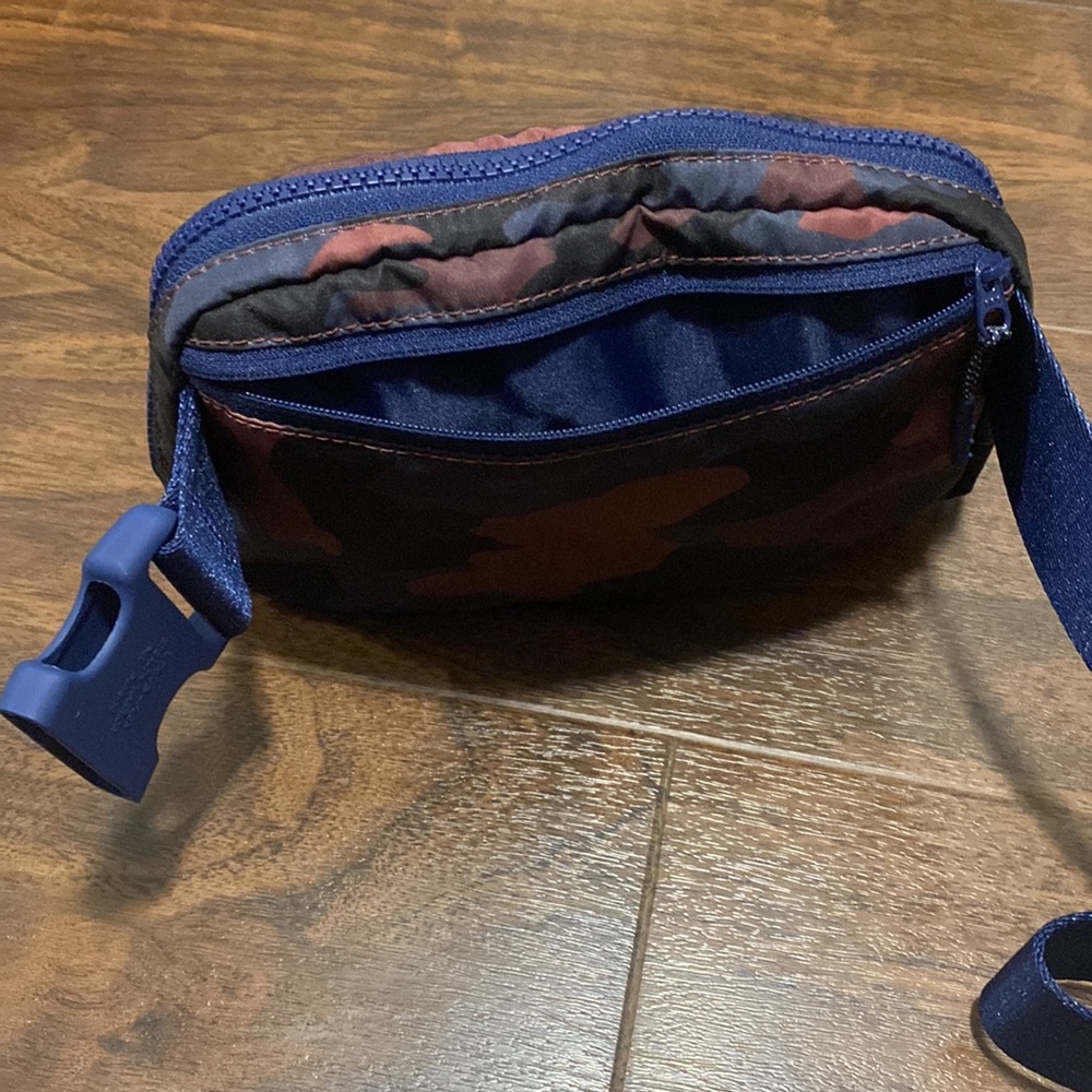 Lululemon Everywhere Belt Bag Heritage 365 Camo Smoky Red Night Sea Multi - Picture 5 of 10